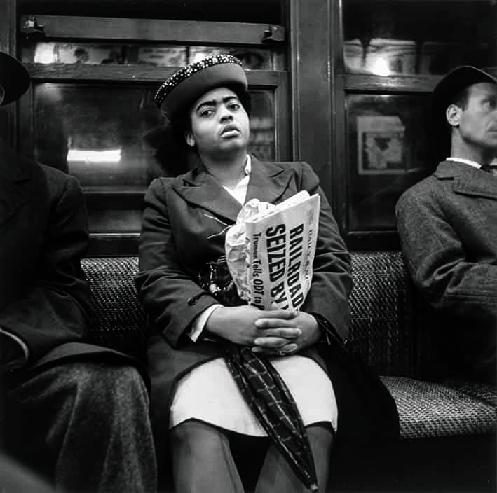 Louis Stettner, Woman Holding Newspaper, New York, 1946. Colecciones Fundación MAPFRE © Louis Stettner Estate