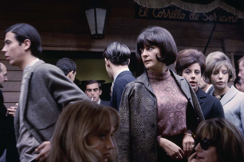 Calle Serrano. Madrid, noviembre, 1965 ©️ Gonzalo Juanes
