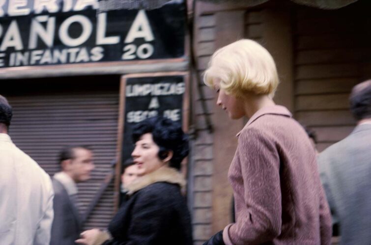 Calle Serrano. Madrid, noviembre, 1965 ©️ Gonzalo Juanes