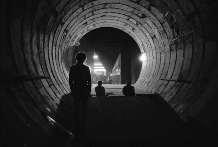 Representación Rebel Delirium en el túnel del metro de Sant Antoni. Dirigida por Iago Pericot Compañía Teatro Metropolitano de Barcelona, 1977 ©️ Pilar Aymerich