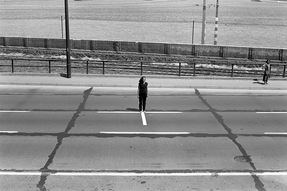 Lotty Rosenfeld, Paz Para Sebastián Acevedo, Valparaíso Chile 1985 © LOTTY ROSENFELD, CORTESÍA FUNDACIÓN LOTTY ROSENFELD