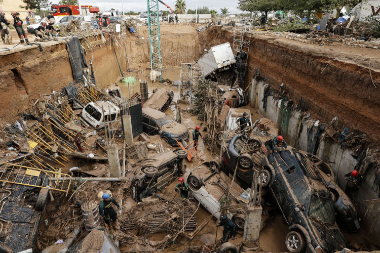 Búsqueda y rescate de víctimas en Paiporta tras el paso de la DANA