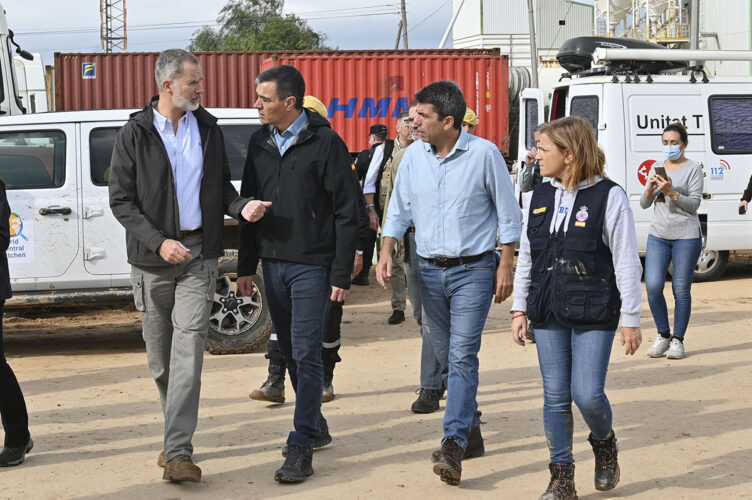 Sánchez y los reyes visitan el puesto de mando de Valencia
