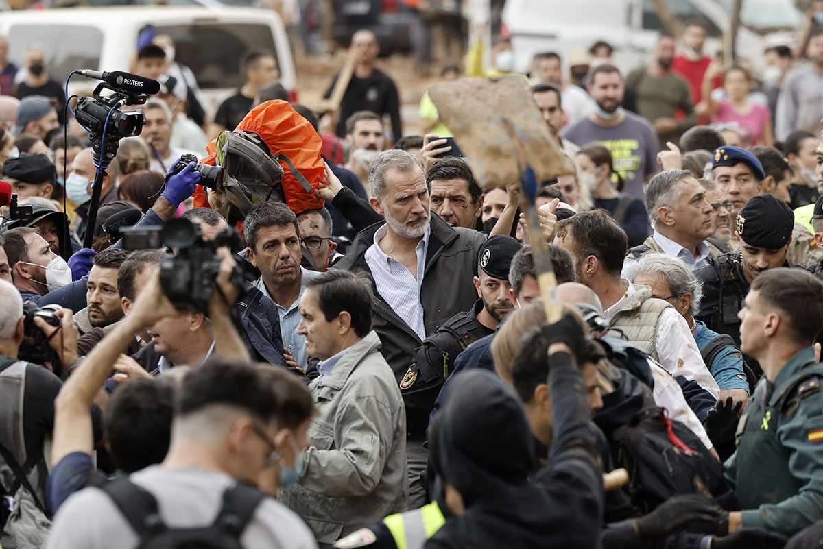 Insultos y lanzamiento de barro a la comitiva de los reyes al llegar al centro de Paiporta