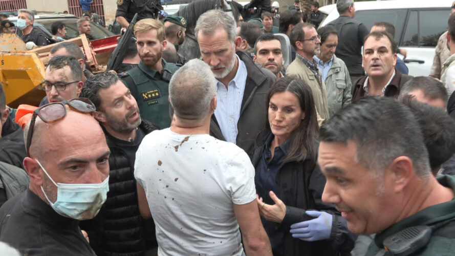 Insultos y lanzamiento de barro a la comitiva de los reyes al llegar al centro de Paiporta
