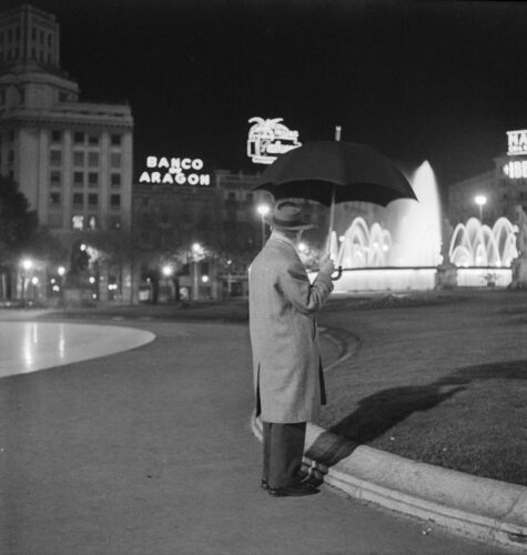 Joaquín Tusquets de Cabirol, Plaza de Catalunya de noche, Barcelona, diciembre de 1959. ©Archivo Fotográfico Joaquín Tusquets de Cabirol. Copia de exposición a partir de negativo original Archivo Fotográfico Joaquín Tusquets de Cabirol / Museu Marítim de Barcelona