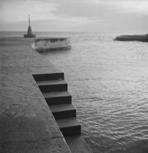 Joaquín Tusquets de Cabirol, Puerto, Barcelona, febrero/marzo de 1952. ©Archivo Fotográfico Joaquín Tusquets de Cabirol. Copia de exposición a partir de negativo original Archivo Fotográfico Joaquín Tusquets de Cabirol / Museu Marítim de Barcelona