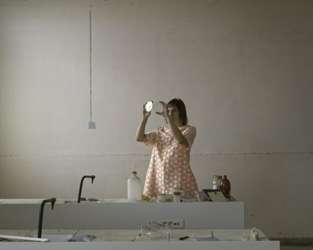 Elina Brotherus. Science Class, 2014, serie Carpe Fucking Diem. ©Elina Brotherus