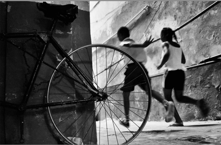 Luis Casadevall. Niños jugando después del colegio. Junio de 2015 La Habana vieja. ©Luis Casadevall
