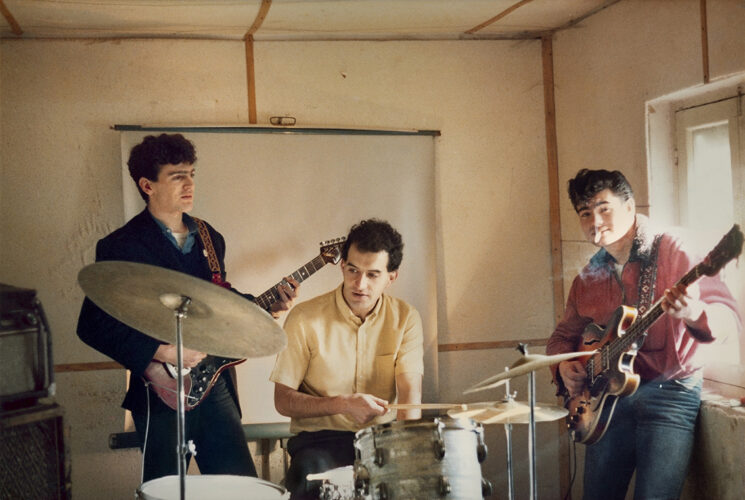 Belita Gracia. Manu “Vincent”, Héctor “Spector” y Olaf. Grupo musical Los Insolventes, en el local de ensayo, 1982 © Belita Gracia