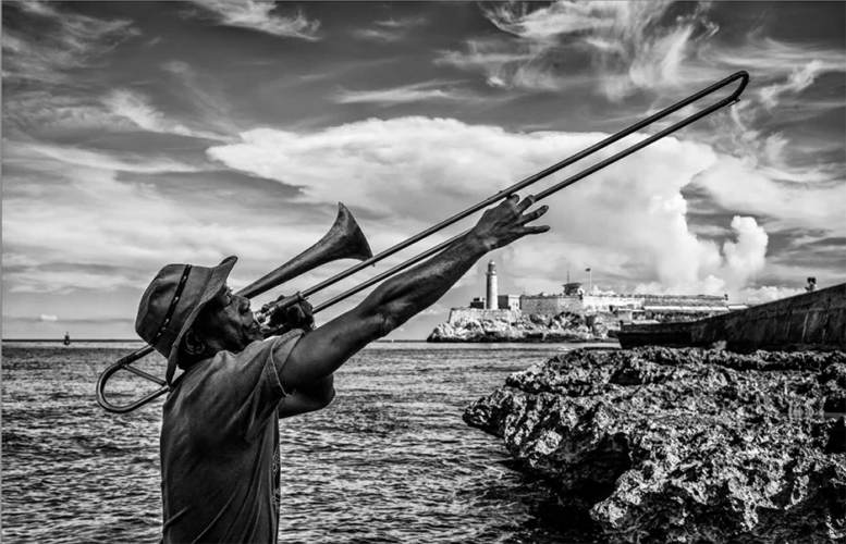 Luis Casadevall. El musico en el Malecón Julio 2013. Malecón, La habana. ©Luis Casadevall