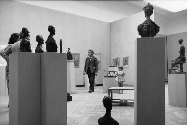 Alberto Giacometti nella sua sala, 1962 © UGO MULAS estate. © Eredi Mulas.