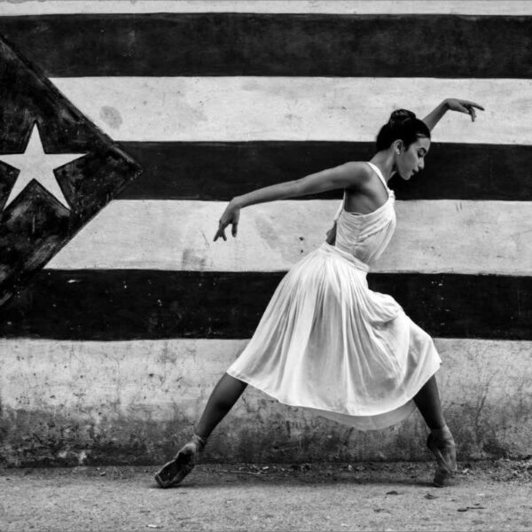 Luis Casadevall. La bailarina y la bandera Noviembre de 2019 El Vedado, Habana. © Luis Casadevall