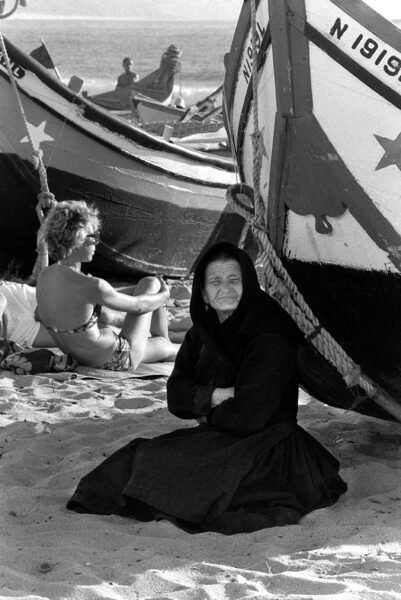 Benito Román. Turistas y pescadores, playa de Nazaré. ©Benito Román