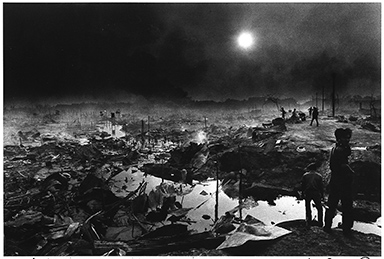 Christine Spengler. El bombardeo de Phnom Penh, abril. Camboya, 1975. ©Christine Spengler