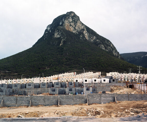 Alejandro Cartagena Fragmented Cities, Escobedo [Ciudades fragmentadas, Escobedo], de la serie Suburbia Mexicana, 2005-2010. © Alejandro Cartagena